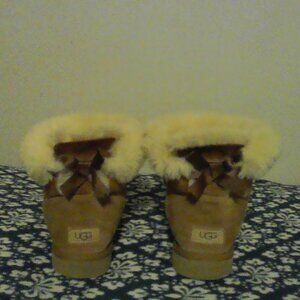 Pre-Owned Ugg Boots With A Bow On The Back